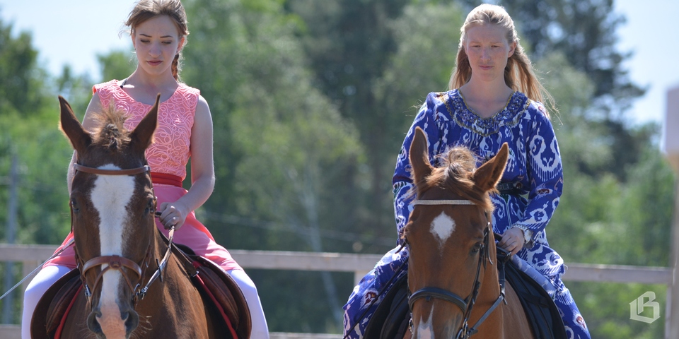 Детям петербургского центра "Дом милосердия" устроили катание на лошадях