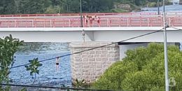 Прыжки с Петровского моста - опасное развлечение выборгских подростков