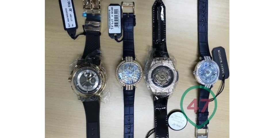 Часы сувенирные настенные. Часы за 450 000 евро. Engraved rolex submariner. Механические часы таможенная служба. Rolex submariner engraving.